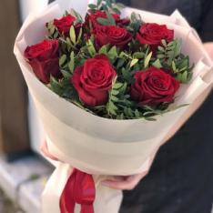 7 красных роз с зеленью