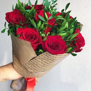 7 красных роз с зеленью